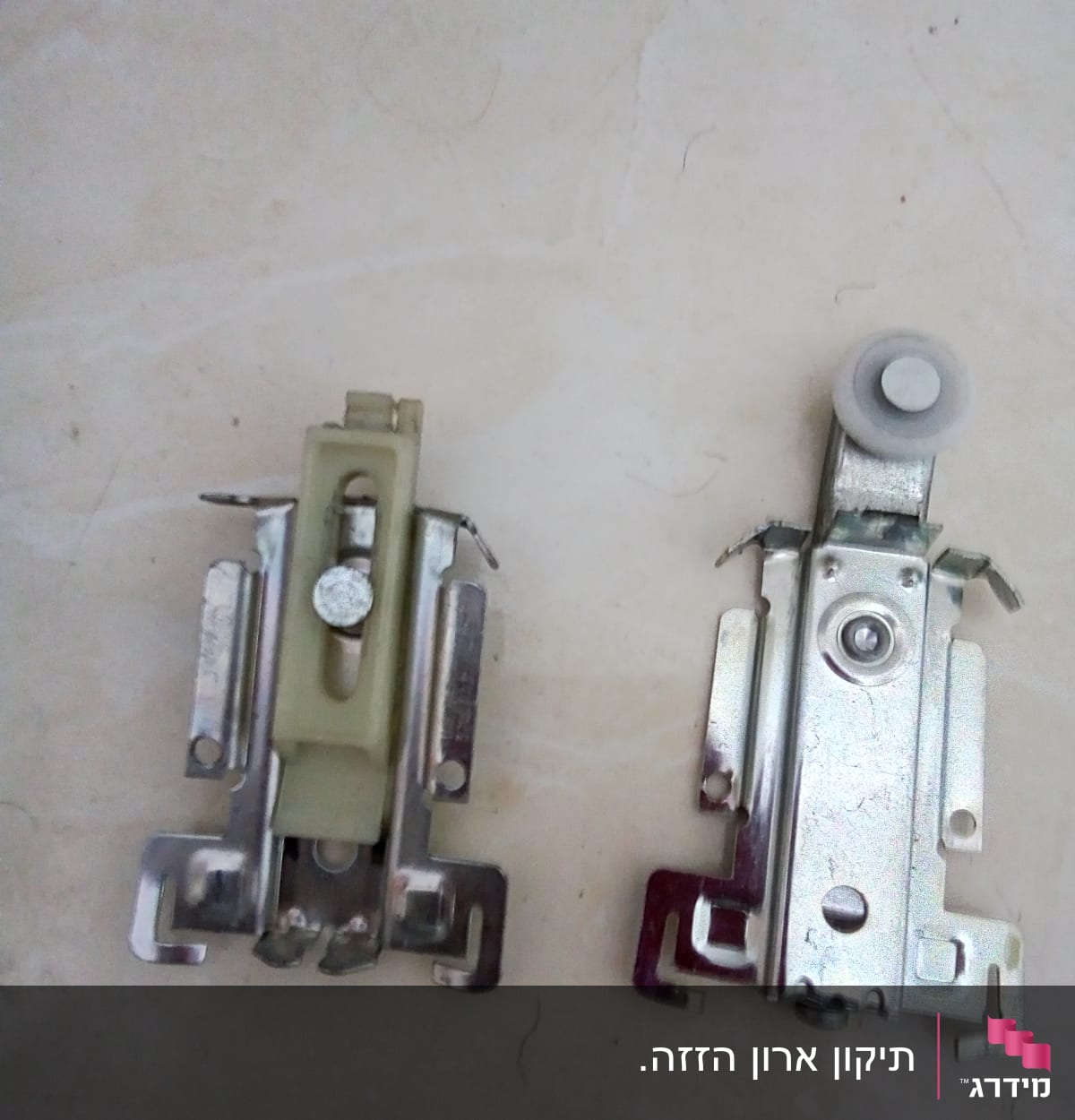 שני מסילות מתכת עם גלגלים לפעולת נגרות